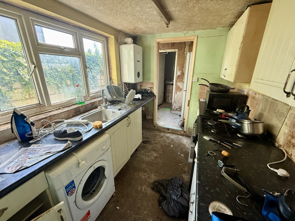 Lot: 169 - MID-TERRACE HOUSE FOR REFURBISHMENT - Kitchen